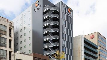Edificio de Comfort Hotel con un diseño moderno, que cuenta con varios balcones y un logotipo destacado.