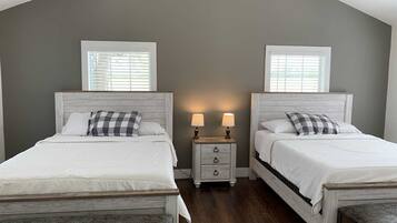 2 عدّة غرف نوم وخدمة الإنترنت وملاءات أسرّة