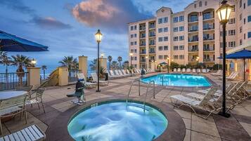 Alberca al aire libre y alberca climatizada