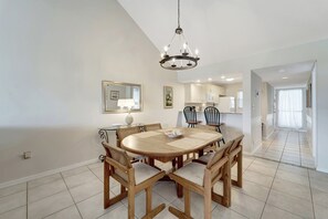 Dining - 2/2 Vaulted Ceiling 10 Min to beach on golf course (Venice)