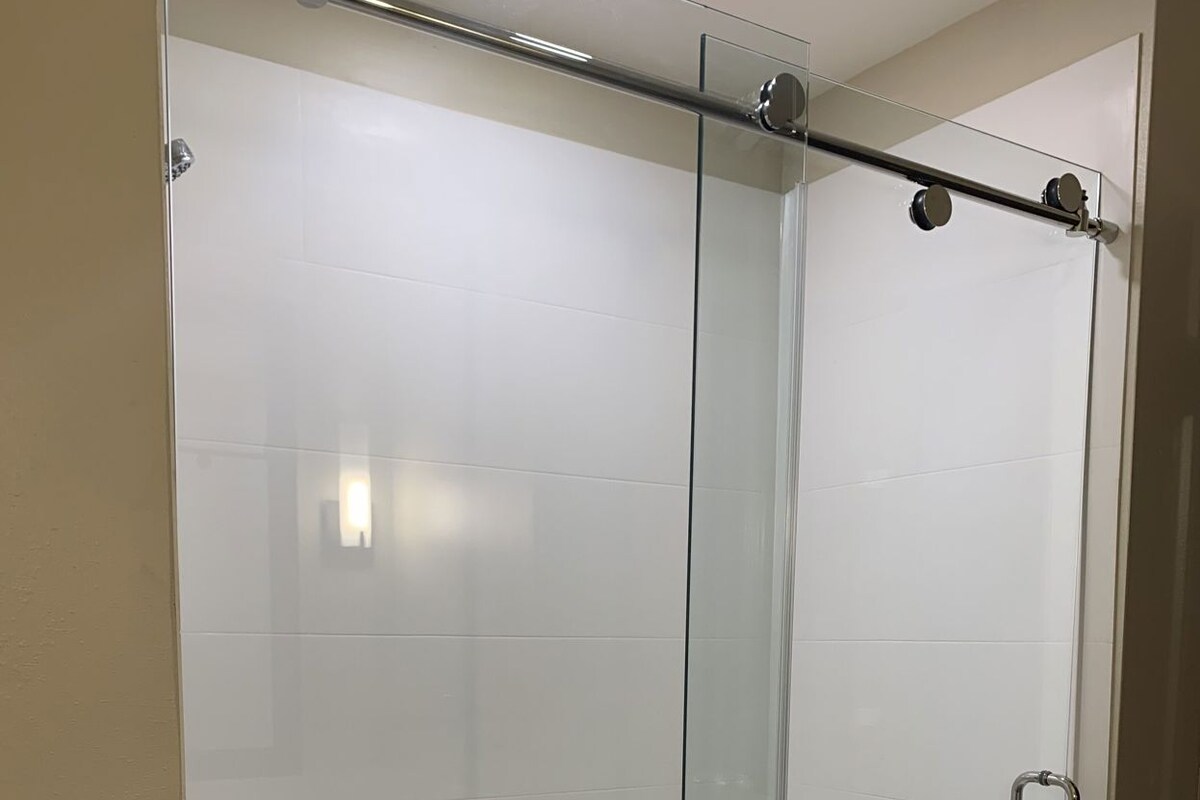 Bathroom | Combined shower/tub, free toiletries, hair dryer, towels
