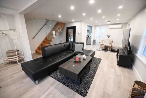 171 Broadway · Renovated House Steps Away From The Ocean