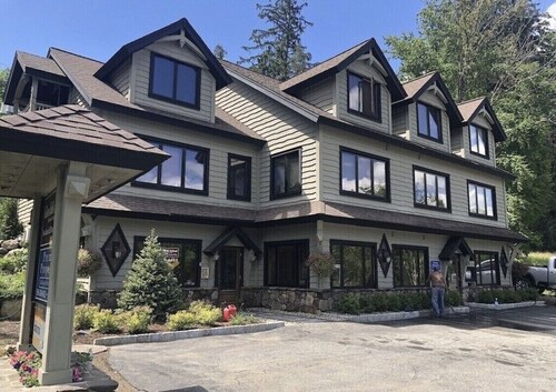 Bolton Landing - walk to town! Come visit any Season!