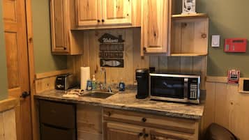 Réfrigérateur, micro-ondes, cafetière/bouilloire, grille-pain