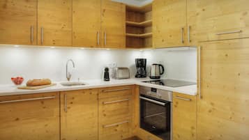 Køleskab, mikrobølgeovn, ovn, kogeplade