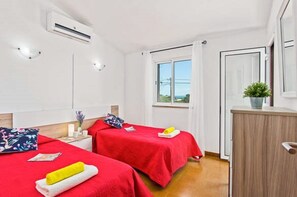 4 bedrooms, iron/ironing board, free WiFi, bed sheets