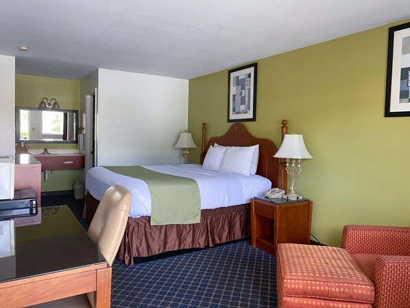 Deluxe Room, 1 King Bed | Free WiFi, bed sheets