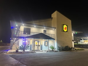 Ein Super 8 Hotel mit zweistöckiger Bauweise, einem Büro im Erdgeschoss und einem Balkon im Obergeschoss.