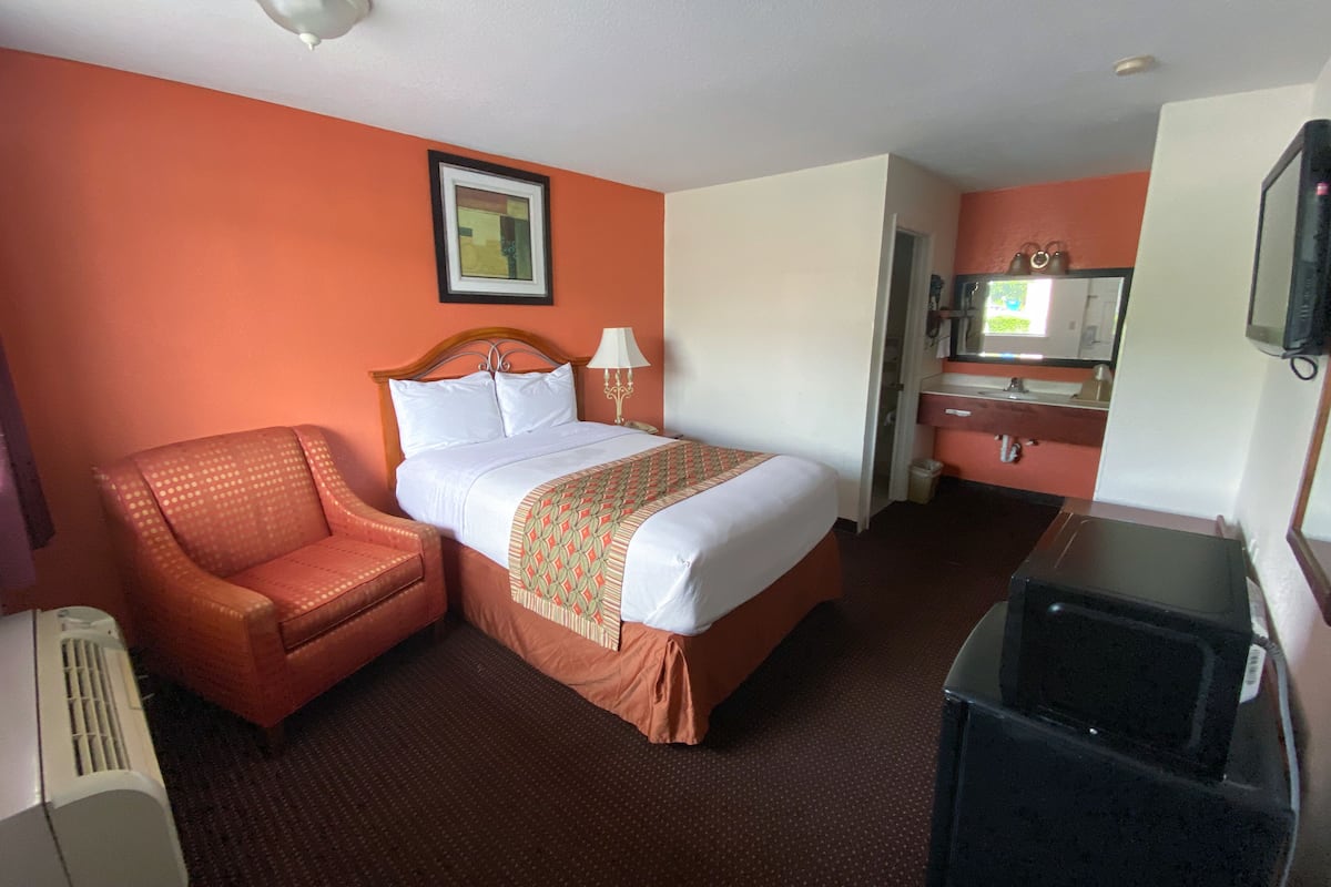 Basic Single Room, 1 Large Twin Bed | Free WiFi, bed sheets