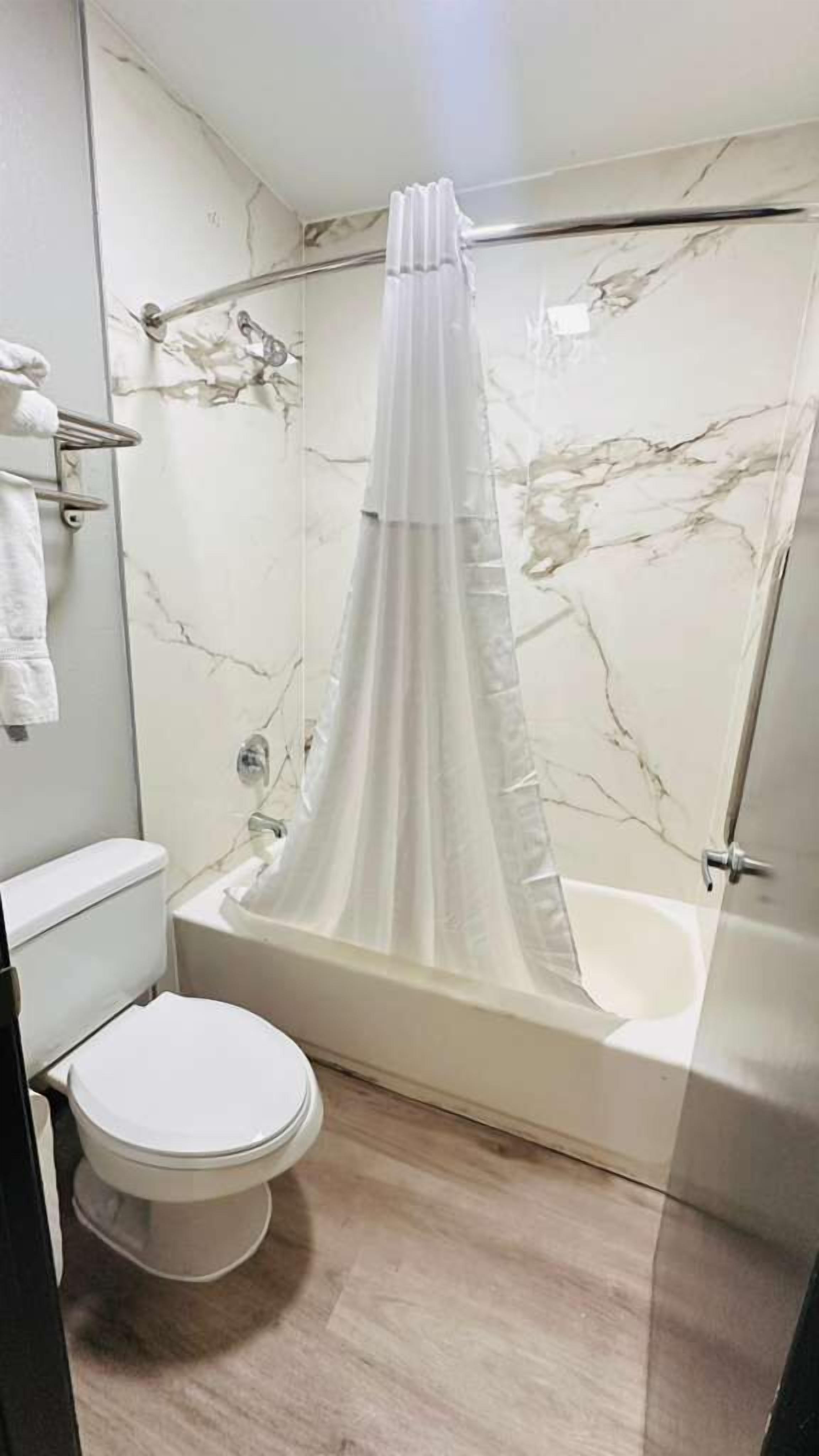 Habitación doble Deluxe | Baño | Tina, amenidades de baño gratuitas, secadora de cabello, toallas 
