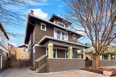 Spacious Charming Craftsman Seattle Apartment