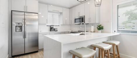 Réfrigérateur, micro-ondes, four, plaque de cuisson