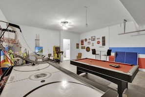 Games room - ✨ Luxurious 6BR Villa with Private Pool & Game Room near Disney 🏊‍♂️🎮 (Davenport)