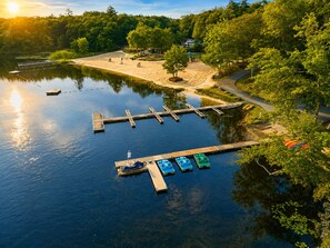 A lakeside dock with boats, a sandy area, and trees. - Luxury Chalet Masthope Near Narrowsburg & Delaware (Masthope)