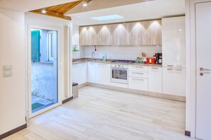 Jääkaappi, mikroaaltouuni, liesi, astianpesukone