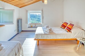 3 habitaciones, tabla de planchar con plancha y cuna de viaje 