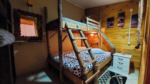 Individually decorated, individually furnished, free WiFi, bed sheets - Cape Town Hostel (Cambara do Sul)
