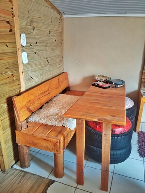 40-inch TV with cable channels - Cape Town Hostel (Cambara do Sul)