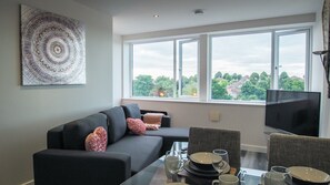TV - Luxury Apartment SOLIHULL, JLR, NEC & AIRPORT (Sheldon)