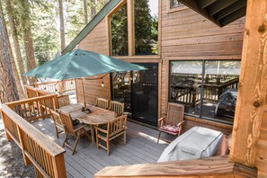 Outdoor dining - Relaxing Carnelian Bay Retreat - within walking distance to lake (Carnelian Bay)