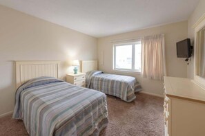 2 bedrooms, iron/ironing board, WiFi, bed sheets - Ocean City Summer Stay – 2BR Near Beach (Ocean City)