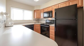 Fridge, microwave, oven, stovetop - Ocean City Summer Stay – 2BR Near Beach (Ocean City)
