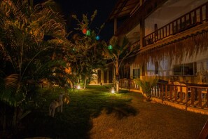 Fachada da propriedade à noite