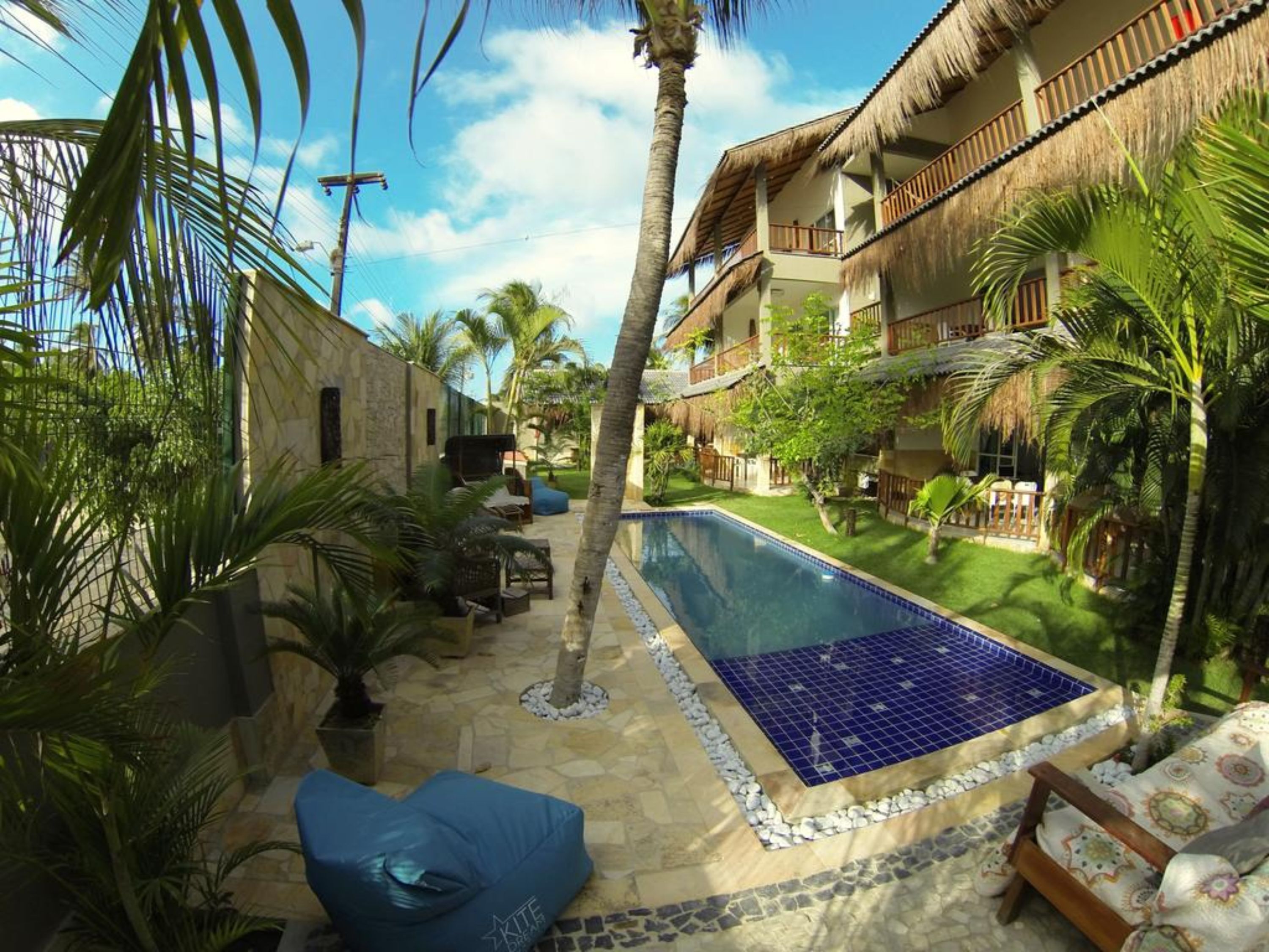 Piscina externa, funciona das 8h às 20h, espreguiçadeiras