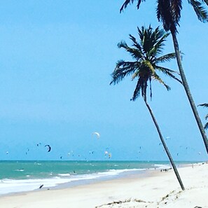 En la playa, playa de arena blanca, ski acuático y windsurf