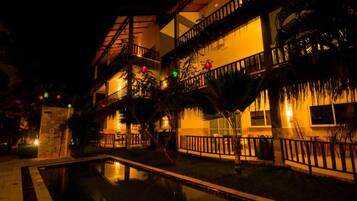 Bagian depan properti - sore/malam