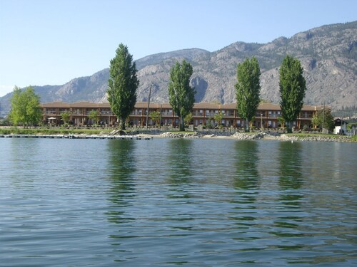 Corner lakefront townhouse, perfect for Snowbirds, golfing, & wine touring