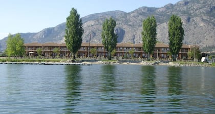 Corner lakefront townhouse, perfect for Snowbirds, golfing, & wine touring