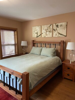 3 habitaciones, escritorio y tabla de planchar con plancha 