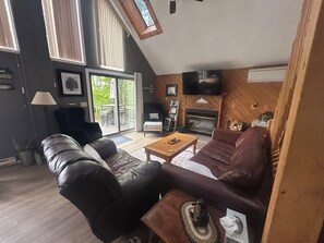 Smart TV, caminetto, videogiochi, lettore DVD