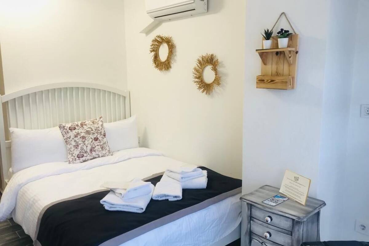 1. Kat Suite Oda Balkonlu Bahce Manzarali | Premium bedding, minibar, soundproofing, WiFi (free)