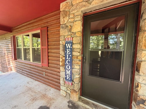Pet-Friendly 3 Bedroom Home with Fireplace