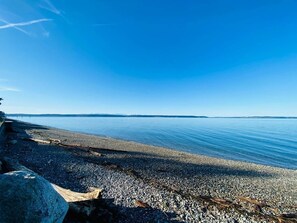 In Strandnähe, Liegestühle, Strandtücher