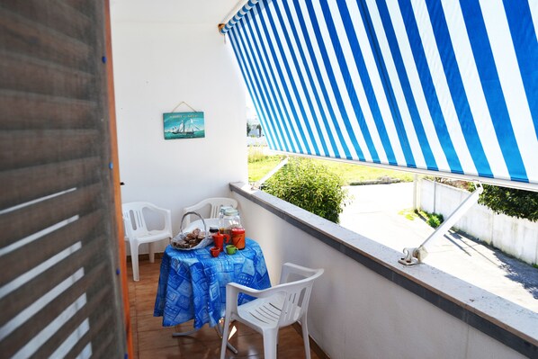 Outdoor dining - Charming San Foca Apartment with Private Entrance and Balcony (San Foca)