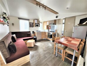 Tv och ett bordtennisbord