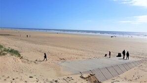 A wide sandy beach with a clear sky and ocean in the background. - Mobile home near the beaches (Saint-Jean-de-Monts)
