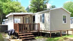 A mobile home with a porch, a small deck, and a satellite dish. - Mobile home near the beaches (Saint-Jean-de-Monts)