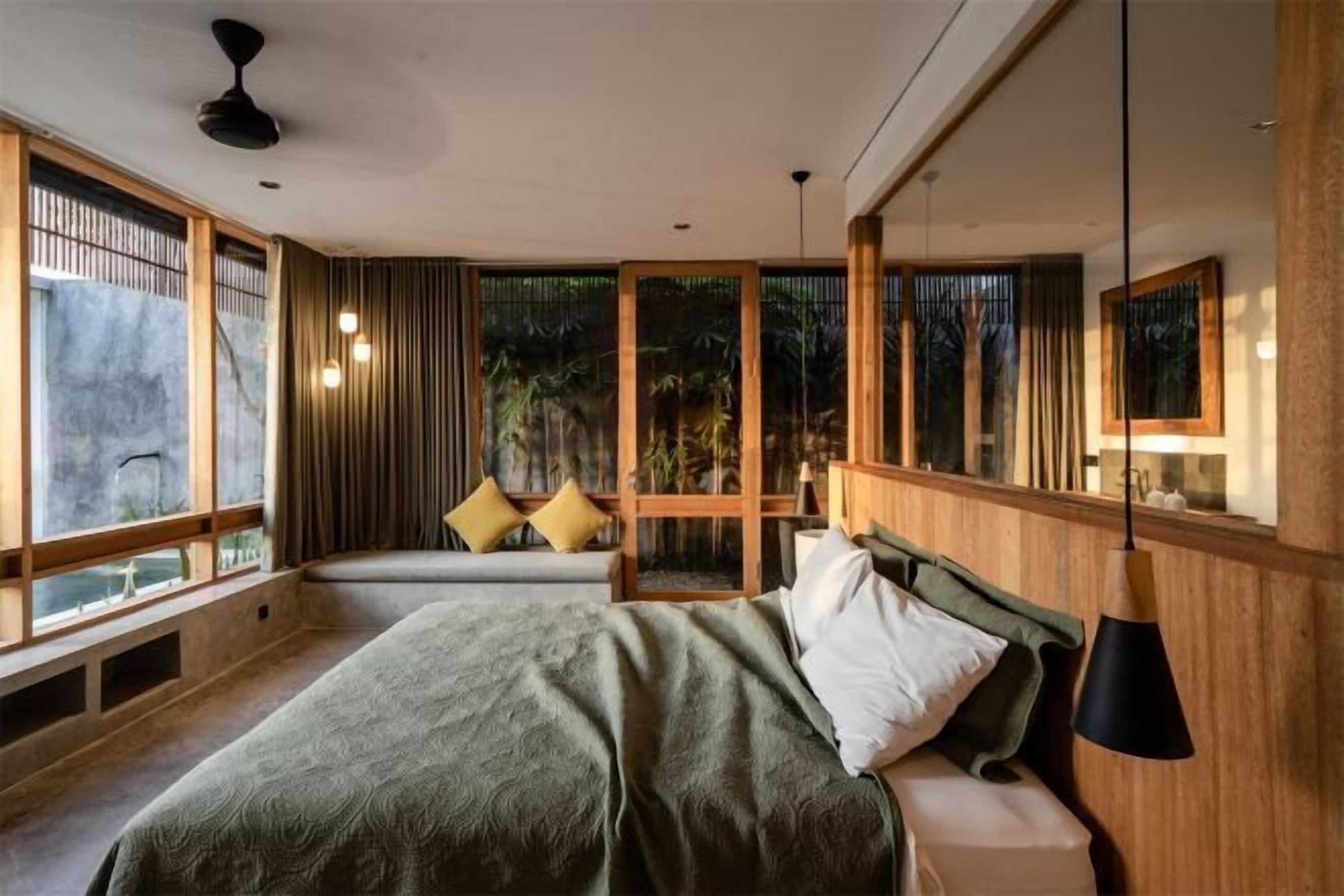 Minibar, caja de seguridad en la habitación y escritorio 