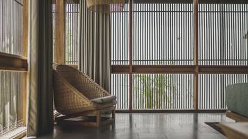 Suite | Minibar, pengeskab på værelset, skrivebord