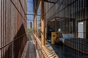 迷你吧、客房内保险箱、办公桌、笔记本电脑工作区