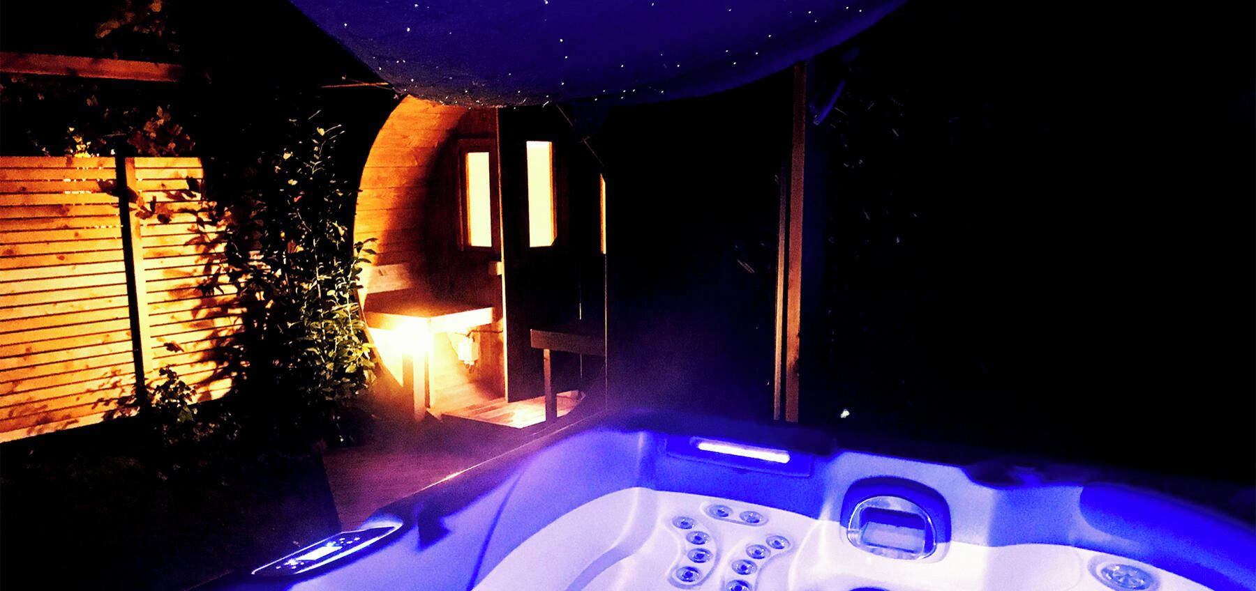 Unser kleine SPA-Bereich der Hütte41 in der Dämmerung.