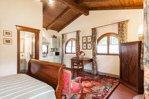 1 slaapkamer, een strijkplank/strijkijzer, internet, beddengoed