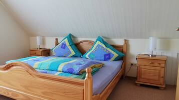 4 bedrooms, travel crib, WiFi, bed sheets