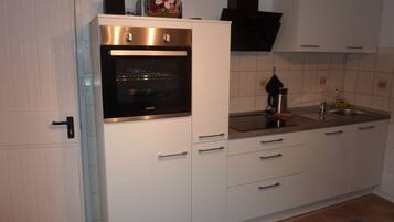 Een koelkast, een magnetron, een oven