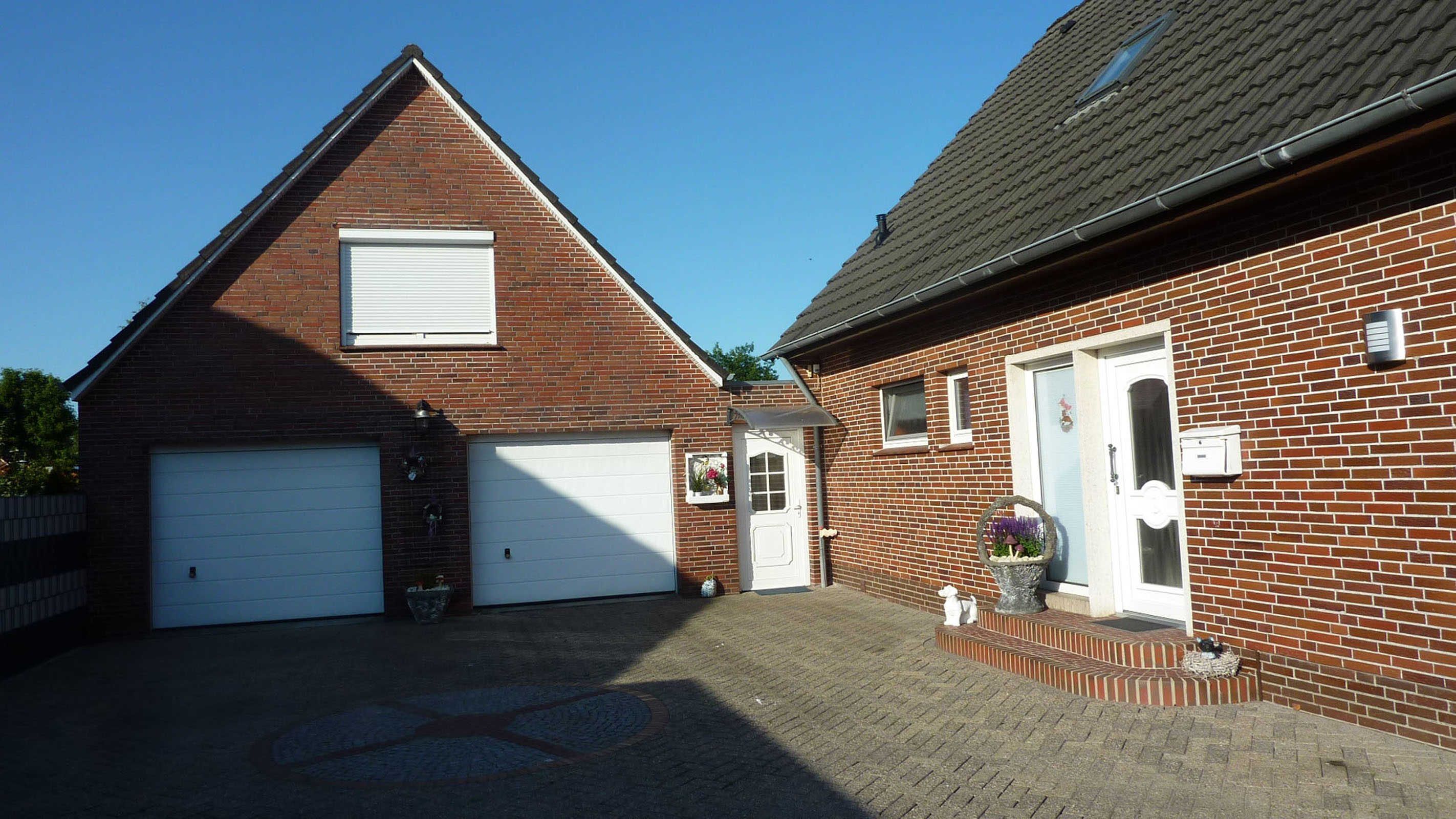 Außenansicht mit Parkplatz