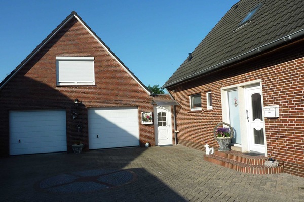 Außenansicht mit Parkplatz